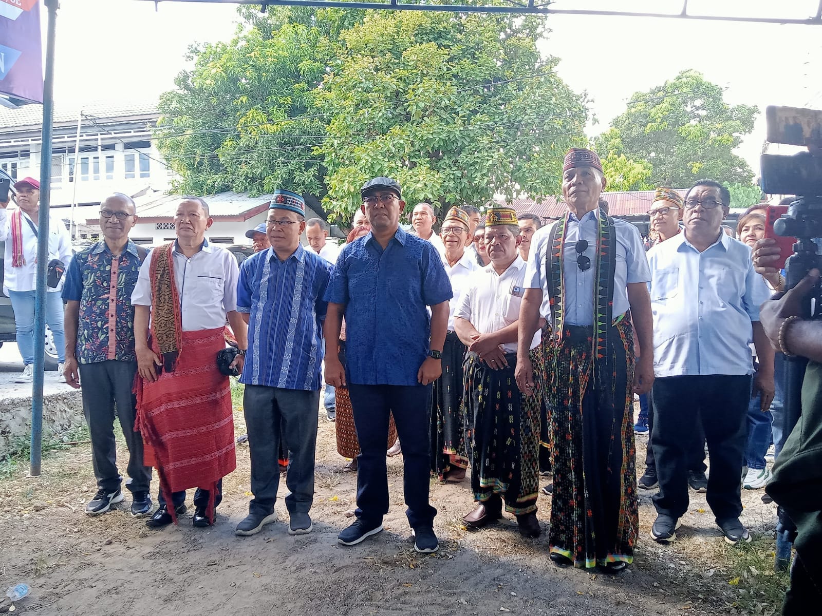 orias mudak Pasangan Orias Petrus Moedak (keempat dari kiri) dan Sebastian Salang (ketiga dari kiri) saat datang mendaftarkan diri ke Dewan Pimpinan Daerah (DPD) Partai Demokrat Provinsi Nusa Tenggara Timur sebagai pasangan bakal calon gubernur dan bakal calon wakil gubernur pada pilkada 2024, Selasa (14/5/2024). Foto MEDIASI NTT.COM/BEN