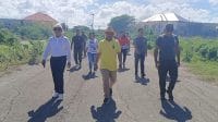 Penjabat Bupati Kupang Alexon Lumba (tengah) melakukan kunjungan ke sejumlah Perangkat Daerah dalam lingkungan Civic Center Oelamasi guna melihat secara langsung kondisi kebersihan lingkungan kantor. Foto Prokopim Setda Kabupaten Kupang.