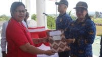 pppk 1 Plt Sekda Kabupaten Kupang, Plt. Sekda Novita Foenay menyerahkan SK PPPK kepada salah satu tenaga teknis PPPK dengan jabatan Penggerak Swadaya Masyarakat Ahli Pertama pada Dinas Pemberdayaan Masyarakat dan Desa, Nicky Hedewata.