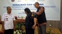Direktorat Manajemen Penanggulangan Bencana dan Kebakaran, Kementerian Dalam Negeri Evan Fardianto melakukan penyematan rompi gerakan kencana kepada Plt.Sekda Kabupaten Kupang, Novita Foenay.