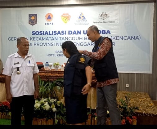 rompi Direktorat Manajemen Penanggulangan Bencana dan Kebakaran, Kementerian Dalam Negeri Evan Fardianto melakukan penyematan rompi gerakan kencana kepada Plt.Sekda Kabupaten Kupang, Novita Foenay.