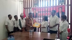 Roy O Bulan (keempat dari kiri) saat mendaftarkan diri ke DPD Partai Gerindra Provinsi NTT sebagai bakal calon gubernur NTT dalam pilkada November 2024, Sabtu. FOTO MEDIASI NTT.COM/BENI