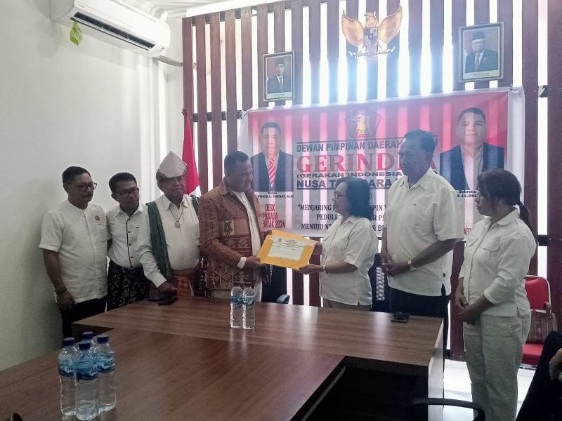 Roy O Bulan (keempat dari kiri) saat mendaftarkan diri ke DPD Partai Gerindra Provinsi NTT sebagai bakal calon gubernur NTT dalam pilkada November 2024, Sabtu. FOTO MEDIASI NTT.COM/BENI