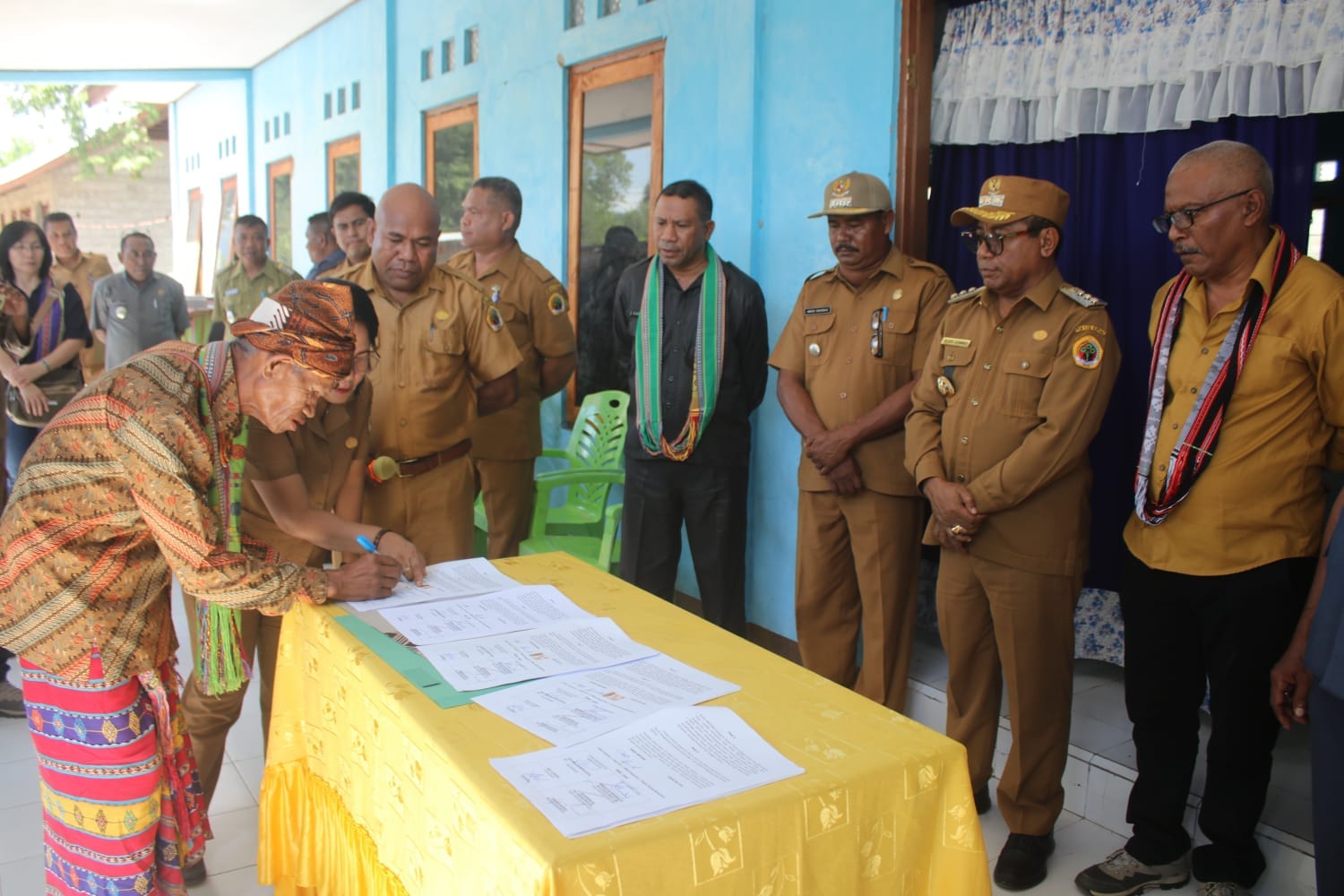 rumah sakit pratama Masyarakat Amfoang Kabupaten Kupang, Provinsi Nusa Tenggara Timur menandatangani penyerahan tanah untuk lokasi pembangunan Rumag Sakit Pratama di Wilayah Amfoang, Foto Prokopim Setda Kabupaten Kupang.