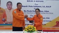 sertijab basarnas 1 Kepala Kantor Pencarian dan Pertolongan Kupang yang sebelumnya dijabat I Putu Sudayana, S.E., M.A.P (kiri) melakukan serahterima jabatan kepada Nanang Sigit P.H, S.IP., M.M. melalui Pelaksana Harian Kepala Kantor Pencarian dan Pertolongan Kupang Paula Dartya Mbau, S. Kom, (kanan) Jumat (31/5/2024). FOTO MEDIASI NTT.COM/BENY
