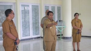 Penjabat Bupati Kupang Alexon Lumba saat melakukan sidak di Sekretariat DPRD Kabupaten Kupang, Selasa. Foto Prokopim Setda Kabupaten Kupang.