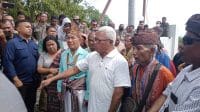 Ayub Titu Eki merupakan mantan Bupati Kupang dua priode itu datang bersama sejumlah keluarga Tomboy untuk berdilog dengan pj Bupati Kupang Alexon Lumba terkait kepimpihan lahan rumah Jabatan Bupati Kupang, Sabtu. FOTO/MEDIASI NTT.COM/BENY.