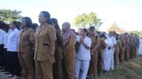 Para pegawai dan perawat diRSUD Naibonat sedang mengikuti apel pagi yang dipimpin langsung Penjabat Bupati Kupang Alexon Lumba di halaman depan RSUD Naibonat, Kelurahan Naibonat, Kecamatan Kupang TImur, Senin.