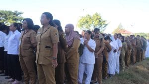 Para pegawai dan perawat diRSUD Naibonat sedang mengikuti apel pagi yang dipimpin langsung Penjabat Bupati Kupang Alexon Lumba di halaman depan RSUD Naibonat, Kelurahan Naibonat, Kecamatan Kupang TImur, Senin.