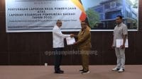 Kepala BPK RI Perwakilan Provinsi NTT Slamet Riyadi S.E., M.M., Ak., CA., CSFA saat menyerahkan Laporan Hasil Pemeriksaan (LHP) BPK atas Laporan Keuangan Pemerintah Daerah (LKPD) Kota Kupang Tahun 2023 kepada Pj Wali Kot Kupang Fahrensy P. Funay di Kantor BPK Perwakilan Provinsi NTT, Senin (10/6)
