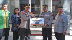 Pemerintah Kota Kupang menyerahkan hewan kurban untuk Masjid Al- Muwwanah Polda NTT diterima Wakapolda NTT, Brigjen Pol Awi Setiyono. FOTO/PROKOPIM SETDA KOTA KUPANG