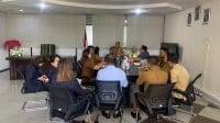 Plt. Kepala Badan Pendapatan Daerah Kota Kupang Pah B. S. Messakh melakukan konsolidasi dengan beberapa entitas dalam upaya untuk mewujudkan pengelolaan pajak dan retribusi daerah yang lebih baik seperti direkomendasikan Komisi Pemberantasan Korupsi (KPK) RI.