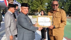 Penjabat Wali Kota Kupang Fahrensy Priestley Funay menyerahan dua penghargaan inovasi dalam Kompetisi inovasi pelayanan publik (KOIN-YANLIK) tahun 2023 yang diselenggarakan Pemerintah Provinsi Nusa Tenggara Timur, usai Upacara Peringatan Hari Lahir Pancasila Tingkat Kota Kupang Tahun 2024, bertempat di Lapangan Upacara Kantor Wali Kota Kupang, Sabtu (1/6).