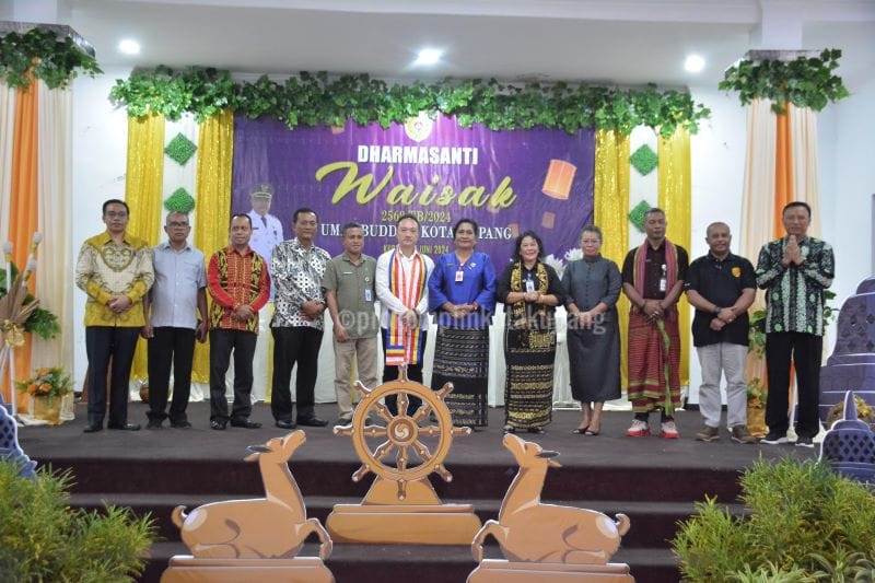 Pemerintah Kota Kupang menyelenggarakan kegiatan Dharma Shanti Waisak Tingkat Kota Kupang Tahun 2024 bersama Ummat Buddha di Kota Kupang, Jumat (14/6). FOTO/PROKOPIM SETDA KOTA KUPANG.