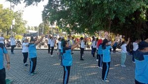Kelompok peserta pelayanan Program Pengelolaan Penyakit Kronis (Prolanis) di Kota Kupang Provinsi Nusa Tenggara Timur antusias mengikuti senam masal bersama menyambut hari Ulang Tahun BPJS Kesehatan ke-56 tahun 2024, Sabtu. FOTO MEDIASI NTT.COM/BEN