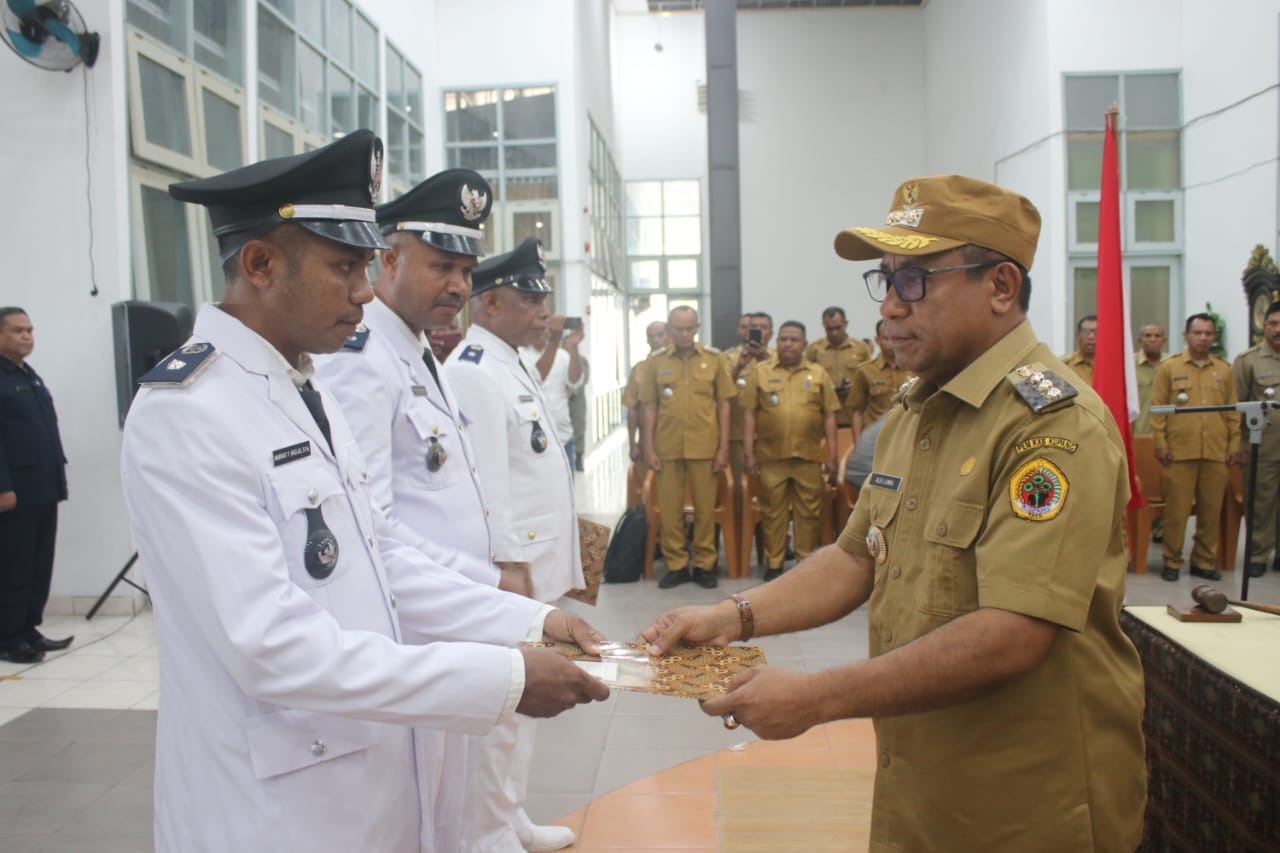 Sebanyak 157 kepala desa di Kabupaten Kupang Provinsi Nusa Tenggara Timur resmi menerima Surat Keputusan (SK) perpanjangan masa jabatan dari Pj Bupati Kupang, Alexon Lumba, Selasa (30/7). FOTO/HO-PROKOPIM SETDA KABUPATEN KUPANG