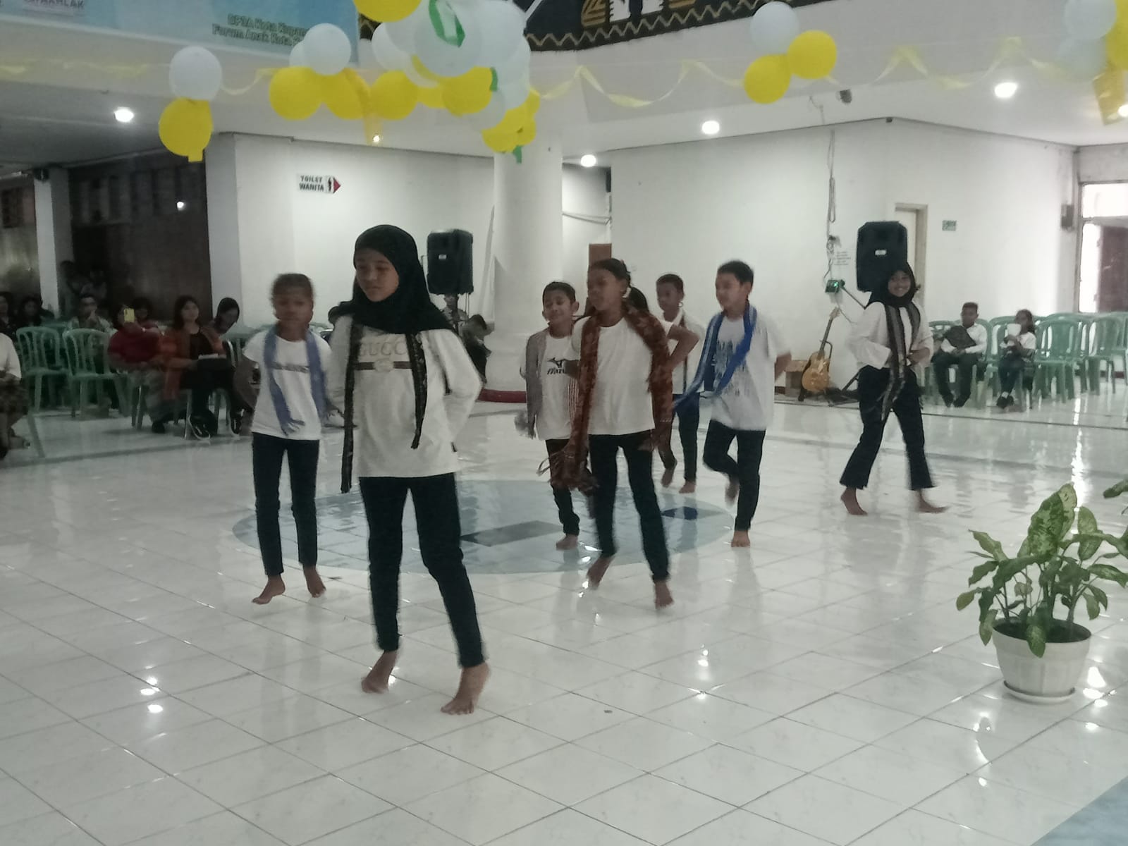forum anak Peringatan Hari Anak Nasional (HAN) ke-40 Tingkat Kota Kupang, Selasa (30/7/2024) dirayakan anak-anak dengan tampil membawakan berbagai aneka tari-tarian untuk memeriahkan HAN tahun 2024. FOTO MEDIASI NTT.COM/BEN