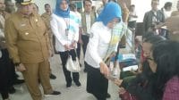 jkn Direktur Jaminan Pelayanan Kesehatan Badan Penyelenggara Jaminan Sosial (BPJS) Kesehatan, Lily Kresnowati ketika memantau secara langsung kegiatan pelayanan Jaminan Kesehatan Nasional (JKN) di Mall Pelayanan Publik Kota Kupang, Senin (22/7/2024). FOTO MEDIASI NTT.COM/BEN