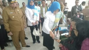 Direktur Jaminan Pelayanan Kesehatan Badan Penyelenggara Jaminan Sosial (BPJS) Kesehatan, Lily Kresnowati ketika memantau secara langsung kegiatan pelayanan Jaminan Kesehatan Nasional (JKN) di Mall Pelayanan Publik Kota Kupang, Senin (22/7/2024). FOTO MEDIASI NTT.COM/BEN