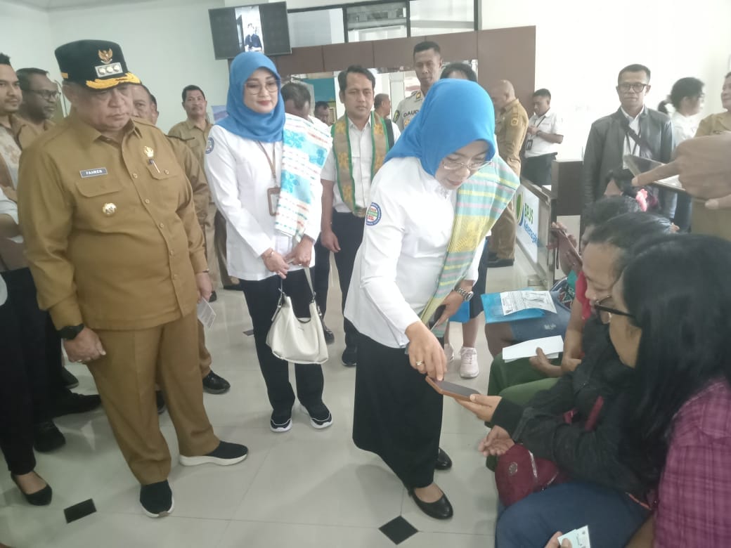 Direktur Jaminan Pelayanan Kesehatan Badan Penyelenggara Jaminan Sosial (BPJS) Kesehatan, Lily Kresnowati ketika memantau secara langsung kegiatan pelayanan Jaminan Kesehatan Nasional (JKN) di Mall Pelayanan Publik Kota Kupang, Senin (22/7/2024). FOTO MEDIASI NTT.COM/BEN