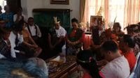lamar Bakal Calon Wakil Wali Kota Kupang Dr. Lusia Adinda Lebu Raya Bakal Calon Wli Kota Kupang Dr. Jefri Riwu Kore melakukan 'Peminangan" terhadap Dr. Lusia Adinda Lebu Raya sebagai Bakal Calon Wakil Wali Kota Kupang di kediaman Lusia Adinda Lebu Raya, Sabtu (20/7/2024) petang.