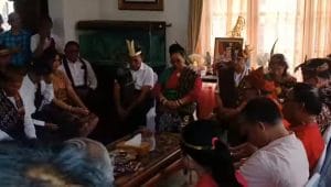 Bakal Calon Wakil Wali Kota Kupang Dr. Lusia Adinda Lebu Raya Bakal Calon Wli Kota Kupang Dr. Jefri Riwu Kore melakukan 'Peminangan" terhadap Dr. Lusia Adinda Lebu Raya sebagai Bakal Calon Wakil Wali Kota Kupang di kediaman Lusia Adinda Lebu Raya, Sabtu (20/7/2024) petang.