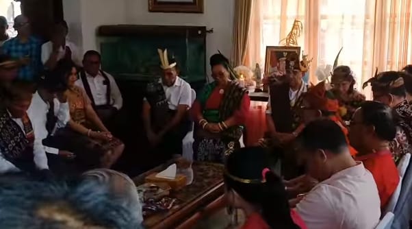 lamar Bakal Calon Wakil Wali Kota Kupang Dr. Lusia Adinda Lebu Raya Bakal Calon Wli Kota Kupang Dr. Jefri Riwu Kore melakukan 'Peminangan" terhadap Dr. Lusia Adinda Lebu Raya sebagai Bakal Calon Wakil Wali Kota Kupang di kediaman Lusia Adinda Lebu Raya, Sabtu (20/7/2024) petang.