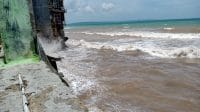 Tinggi gelombang laut di wilayah perairan Selatan Kupang dan Perairan Rote Provinsi Nusa Tenggara Timur mencapai 2,5 meter sehinga sangat berisiko terhadap keselamatan pelayaran. FOTO/MEDIASI NTT.COM/BEN