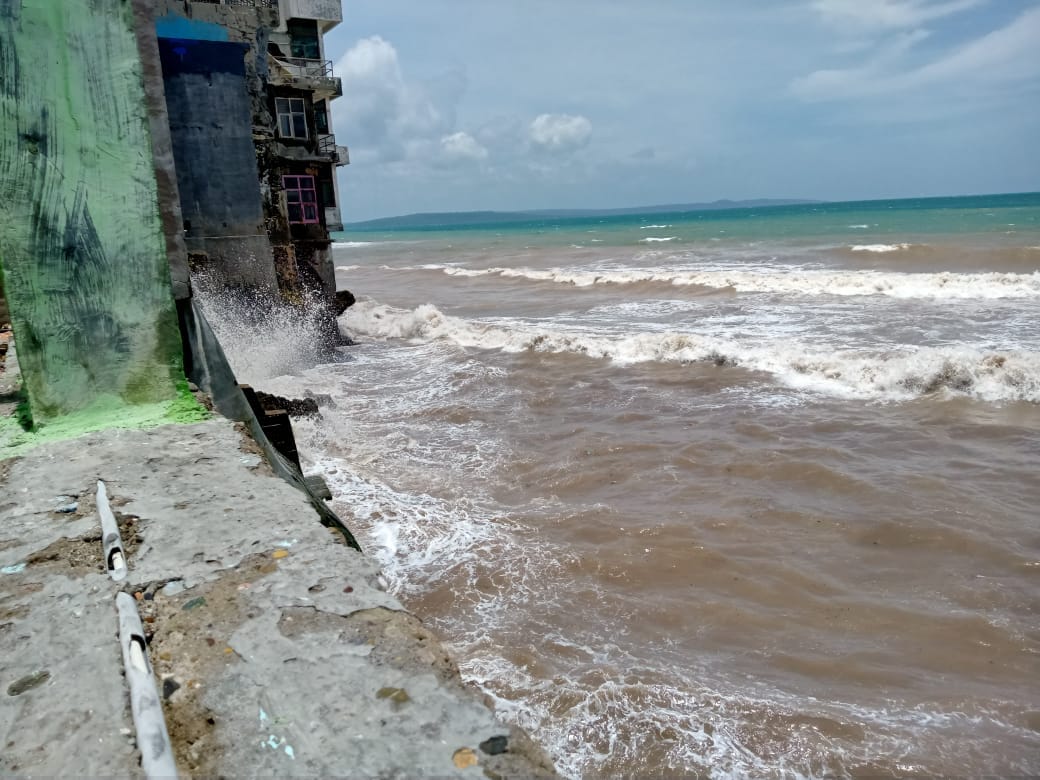 Tinggi gelombang laut di wilayah perairan Selatan Kupang dan Perairan Rote Provinsi Nusa Tenggara Timur mencapai 2,5 meter sehinga sangat berisiko terhadap keselamatan pelayaran. FOTO/MEDIASI NTT.COM/BEN