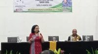 Kepala Bidang Kualitas Hidup Perempuan Dinas Pemberdayaan Perempuan dan Perlindungan Anak Provinsi Nusa Tenggara Timur, dr Theresia S Ralo saat membawakan materi dalam kegiatan evaluasi Pengarustamaan Gender ((PUG) tingkat Kota Kupang di Kupang, Kamis. Foto MEDIASI NTT.COM/BEN