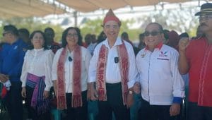Calon Wali Kota dan Wakil Wali Kota Kupang, Jefri Riwu Kore dan Lusia Adinda Leburaya saat melakukan deklarasi yang berlangsung di alun-alun Kota Kupang di Kecamatan Kelapa Lima, Selasa, (27/8). FOTO MEDIASI NTT.COM/BEN