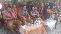 Asisten Perekonomian dan Pembangunan Sekda Kota Kupang, Ignasius Repelita Lega (kedua dari kiri) ketika membuka kegiatan pentas seni budaya dan fashion show tingkat Kelurahan Naimata dalam rangka perayaan HUT RI ke-79 di Naimata, Senin. FOTO/MEDIASI NTT.COM/BEN