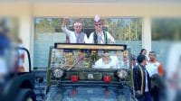 paket siaga' Pasangan calon Gubernur dan Wakil Gubernur Nusa Tenggara Timur Simon Petrus Kamlasi dan Adrianus Garu saat menuju KPUD NTT. FOTO MEDIASI NTT.COM. BENY