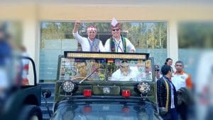 Pasangan calon Gubernur dan Wakil Gubernur Nusa Tenggara Timur Simon Petrus Kamlasi dan Adrianus Garu saat menuju KPUD NTT. FOTO MEDIASI NTT.COM. BENY