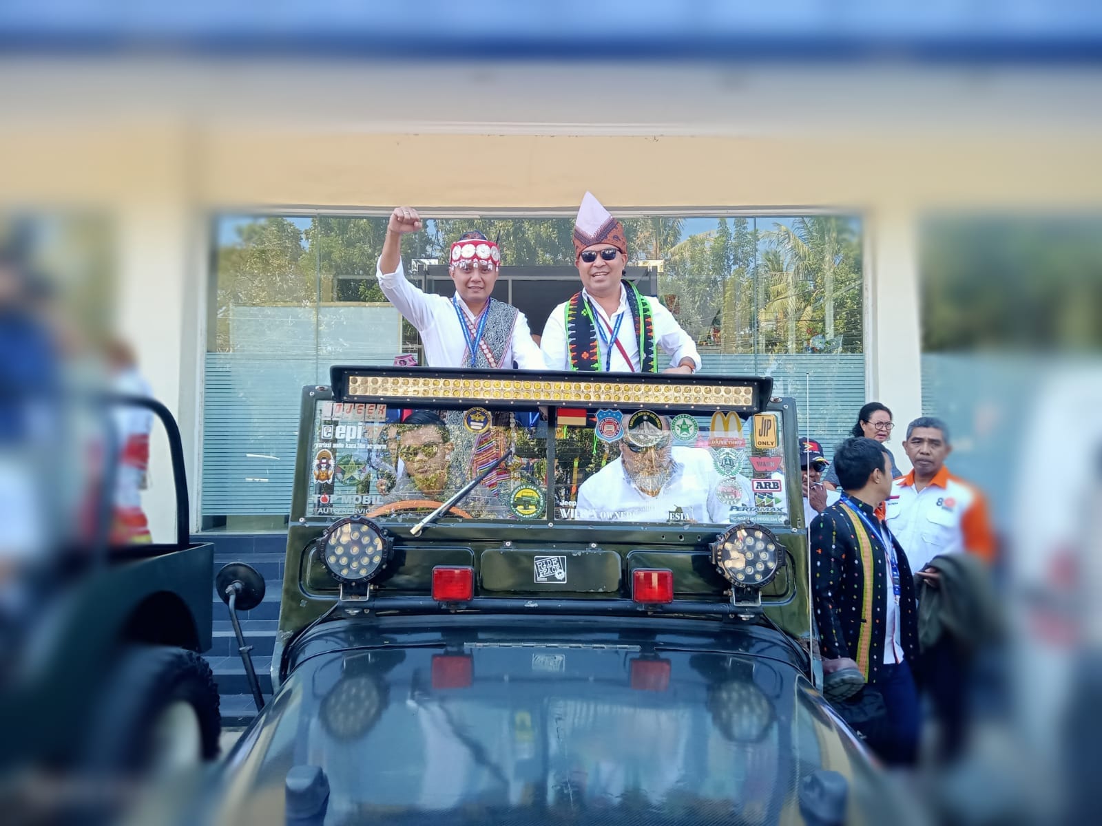 paket siaga' Pasangan calon Gubernur dan Wakil Gubernur Nusa Tenggara Timur Simon Petrus Kamlasi dan Adrianus Garu saat menuju KPUD NTT. FOTO MEDIASI NTT.COM. BENY