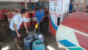 Seorang nelayan di Kota Kupang, Provinsi Nusa Tenggara Timur sedang mengisi BBM bersubsidi. Foto HO- Humas Pertamina.