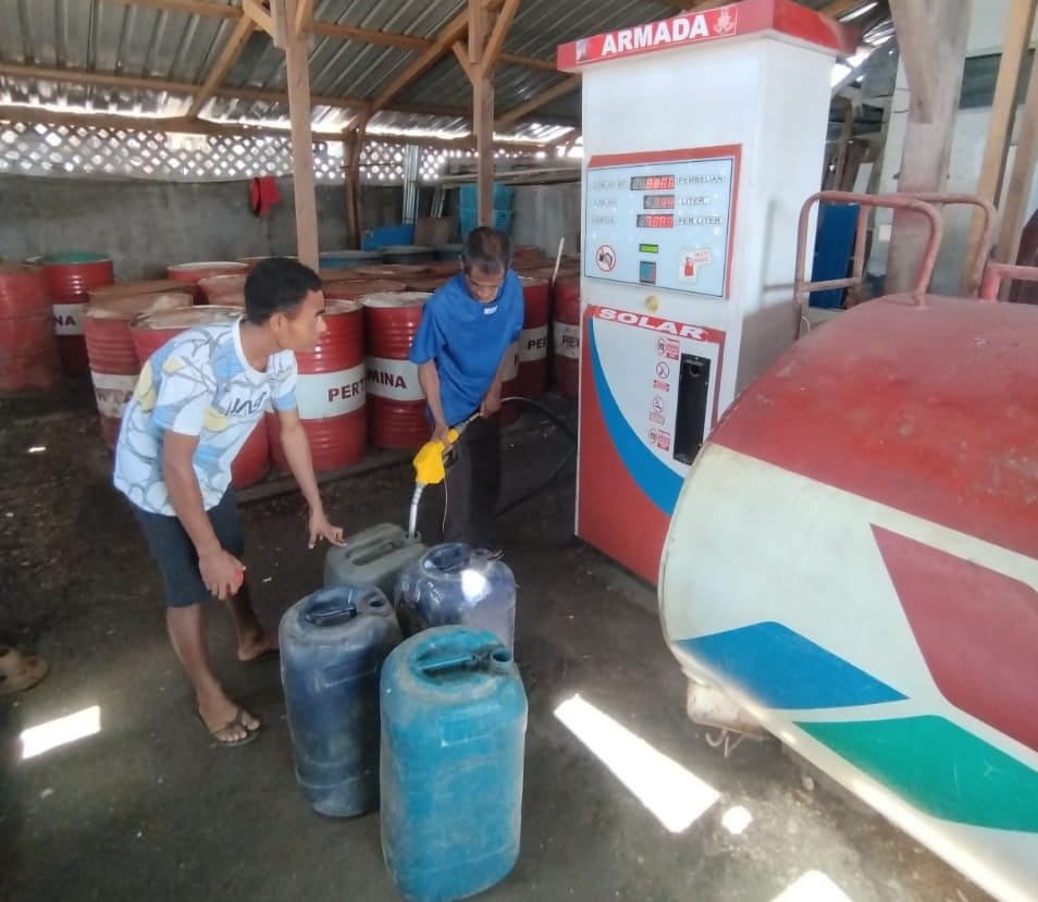 pertamina 3 Seorang nelayan di Kota Kupang, Provinsi Nusa Tenggara Timur sedang mengisi BBM bersubsidi. Foto HO- Humas Pertamina.