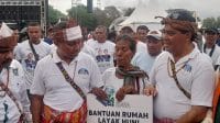 Calon Gubernur Nusa Tenggara Timur Simon Petrus Kamlasi (kedua dari kiri) didampingi Calon Wakil Gubernur Adrianus Garu (kedua dari kanan) saat menyerahkan secara simbolis rumah layak huni kepada Katarina Nitbani warga Kabupaten Timor Tengah Selatan.
