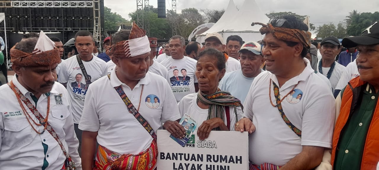Calon Gubernur Nusa Tenggara Timur Simon Petrus Kamlasi (kedua dari kiri) didampingi Calon Wakil Gubernur Adrianus Garu (kedua dari kanan) saat menyerahkan secara simbolis rumah layak huni kepada Katarina Nitbani warga Kabupaten Timor Tengah Selatan.