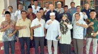 IMG-20240923-WA0142 Pasangan Calon Gubernur dan Wakil Gubernur NTT, Simon Petrus Kamlasi - Adrianus Garu, atau yang dikenal dengan Paket SIAGA, mendatangi kediaman Ketua Majelis Ulama Indonesia Nusa Tenggara Timur (MUI NTT), H. Muhamad Wongso, pada Senin 23 September 2024.
