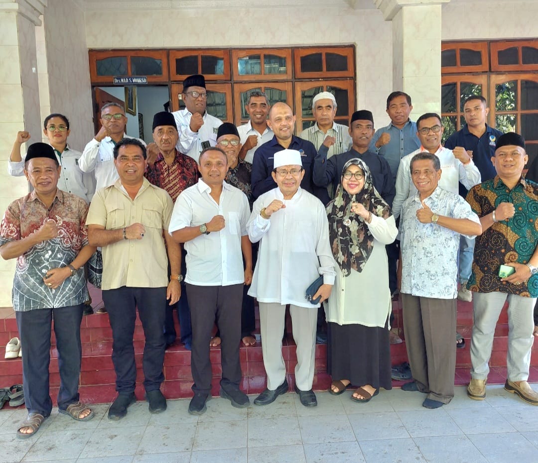 Pasangan Calon Gubernur dan Wakil Gubernur NTT, Simon Petrus Kamlasi - Adrianus Garu, atau yang dikenal dengan Paket SIAGA, mendatangi kediaman Ketua Majelis Ulama Indonesia Nusa Tenggara Timur (MUI NTT), H. Muhamad Wongso, pada Senin 23 September 2024.