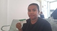KAUSE Titin Kause (25) masih mengemban tanggung jawab merawat ayahnya yang menderita penyakit stroke.