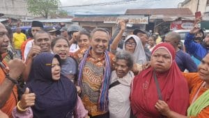 Calon Gubernur NTT, Simon Petrus Kamlasi disambut ratusan pedagang dan tukang ojek yang ada di Pasar Lipa saat berkunjung ke Pasar Lipa, Kabupaten Alor.