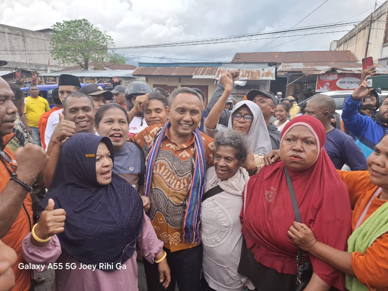alor 2 Calon Gubernur NTT, Simon Petrus Kamlasi disambut ratusan pedagang dan tukang ojek yang ada di Pasar Lipa saat berkunjung ke Pasar Lipa, Kabupaten Alor.
