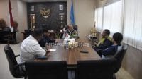 Penjabat Wali Kota Kupang, Linus Lusi menerima audiensi dari Badan Pengawas Pemilihan Umum (Bawaslu) Provinsi NTT untuk memperkuat hubungan antara Pemerintah Kota Kupang dan Bawaslu dalam menyukseskan tahapan pemilihan kepala daerah 27 November 2024.