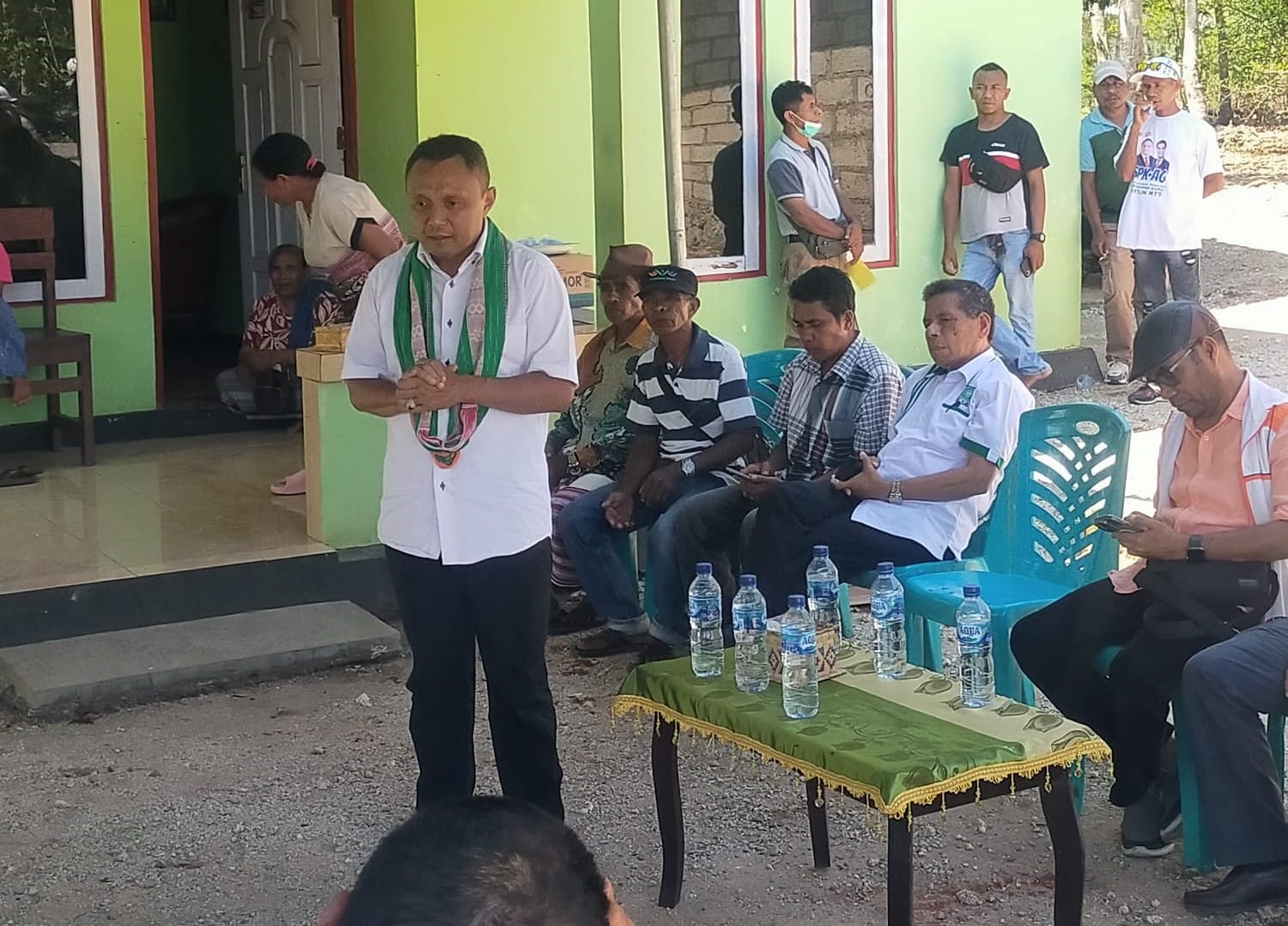 fatukoa 1 Calon Gubernur Provinsi Nusa Tenggara Timur nomor urut 3 Simon Petrus Kamlasi (SPK) melakukan kampanye tatap muka dengan warga Kelurahan Fatukoa, Kecamatan Maulafa, Kota Kupang, Nusa Tenggara Timur (NTT), Sabtu (28/9/2024).