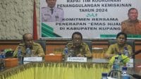 hijau Pj Bupati Kupang Alexon Lumba (tengah) yang didampingi Plt.Sekda Novita Foenay (kanan), Asisten 2 Mesak Elfeto (kiri). Foto/HO-Prokopim Setda Kabupaten Kupang.