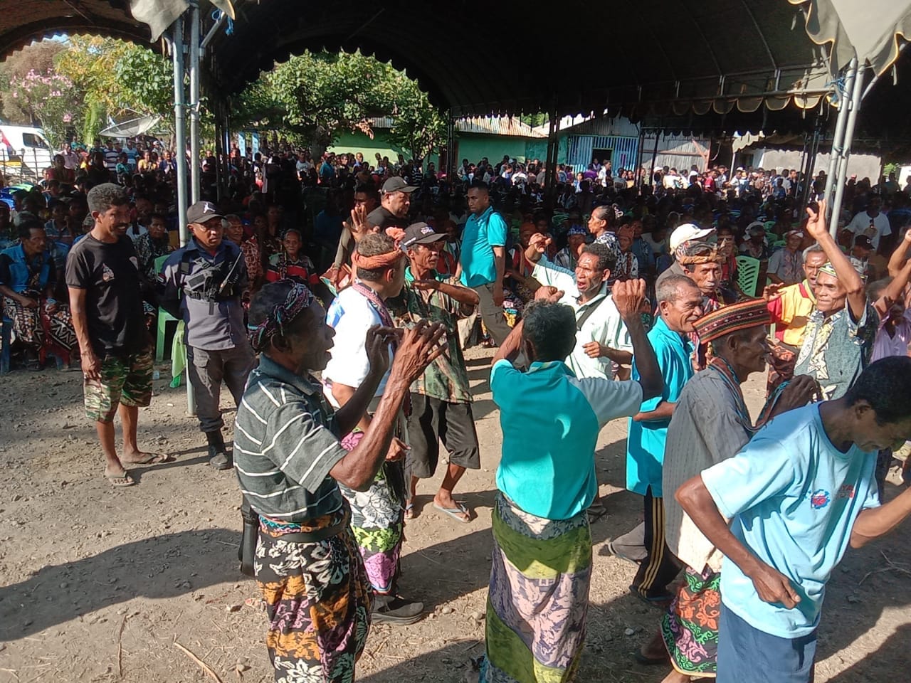 imon Ribuan massa menyambut kedatangan Calon Gubernur Nomor Urut 3, Simon Petrus Kamlasi (SPK) di Wini, Kecamatan Insana Utara, Kabupaten Timor Tengah Utara (TTU), Senin (30/9/2024).