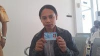 Lidia (24) salah satu peserta yang ditemui sedang mengurus pengadministrasian untuk mengubah Fasilitas Kesehatan Tingkat Pertama (FKTP) ke klinik atau Puskesmas yang lebih dekat dengan tempat tinggalnya di Kota Kupang.