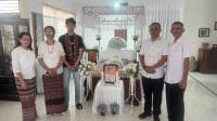Calon Gubernur Nusa Tenggara Timur (NTT) periode 2024-2029 nomor urut 3 Simon Petrus Kamlasi (SPK), Jumat (27/9/2024) menyempatkan diri melayat ke rumah duka Raja Kupang, Leopold Nicholas Nisnoni, di Kelurahan Bakunase, Kota Kupang.